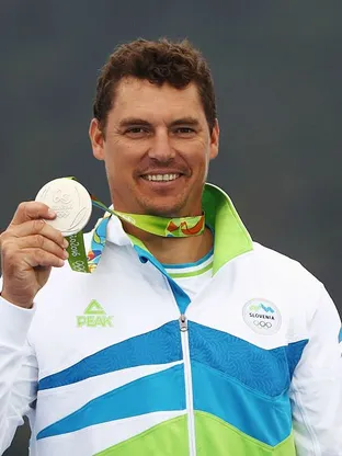 Vasilij Žbogar s svojo srebrno kolajno