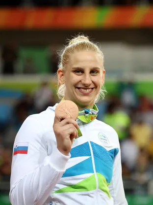 Klementina Ana Velenšek s svojo bronasto kolajno