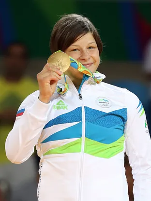 Tina Trstenjak s svojo zlato kolajno