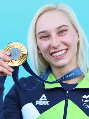 Janja Garnbret s svojo zlato kolajno