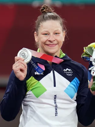 Tina Trstenjak s svojo srebrno kolajno