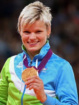 Urška Žolnir s svojo zlato kolajno, London 2012