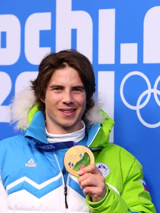 Žan Košir s svojo medaljo, na olimpijskih igrah v Sočiju 2014