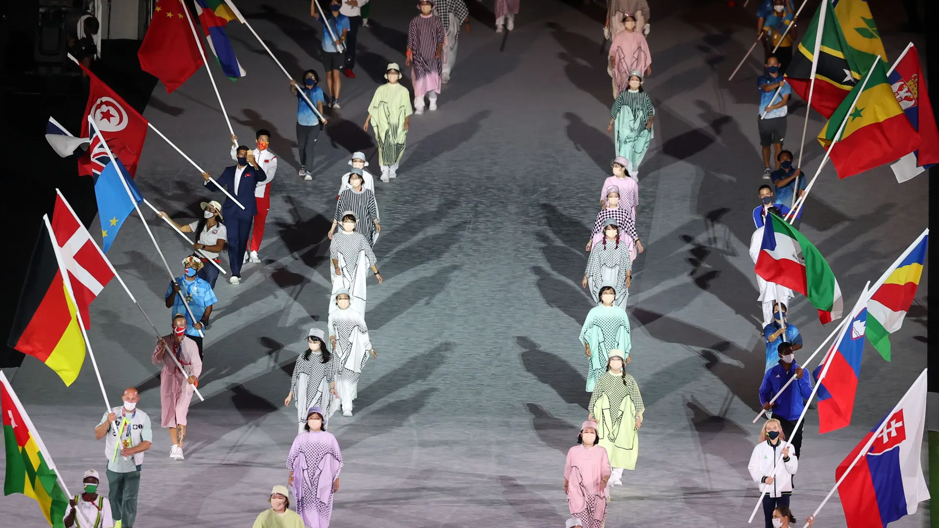 Na prireditvi se udeleženci v različnih oblačilih nosijo zastave različnih držav.