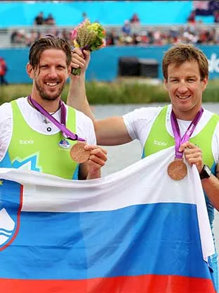 Iztok Čop in Luka Špik z bronasta kolajno in zastavo Slovenije, London 2012