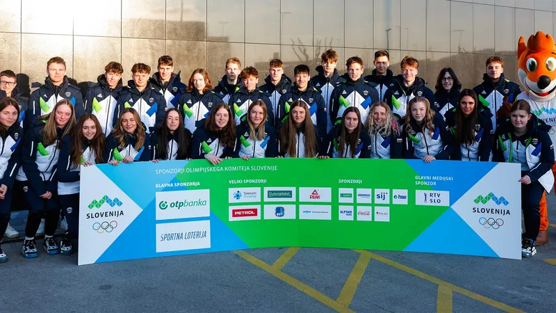 Skupina športnikov v zimskih oblačilih drži pano s sponzorji, ob njih pa je maskota v oranžni obleki.