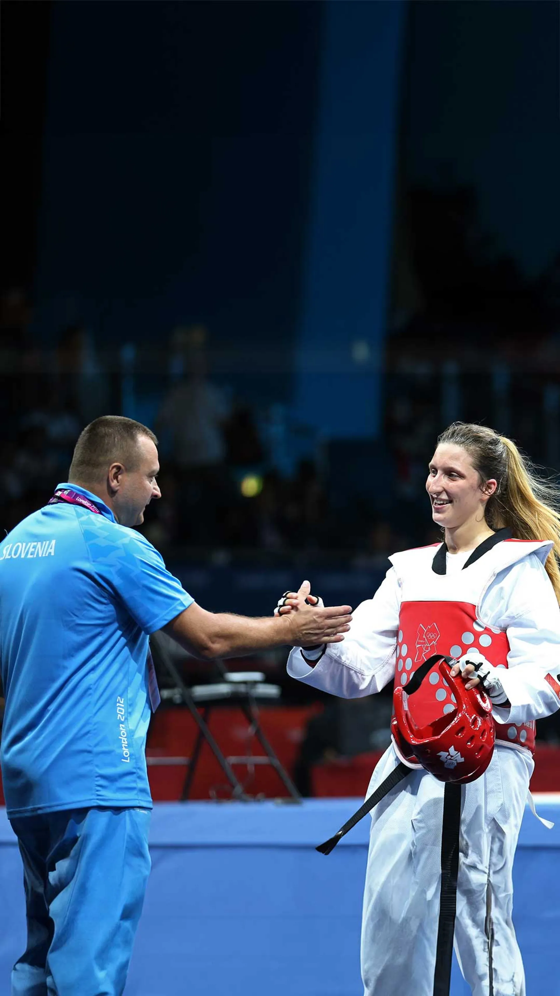 Tekmovalka v taekwondoju (WTF) na olimpijskih igrah v Londonu 2012, Franka Anić, se rokuje s trenerjem.