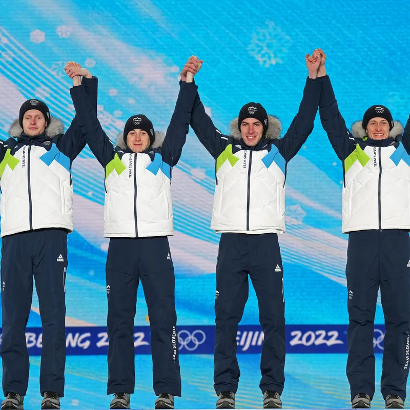 Slovenska ekipa v smučarskih skokih – Peter Prevc, Timi Zajc, Cene Prevc in Lovro Kos – na ekipni tekmi na veliki skakalnici.