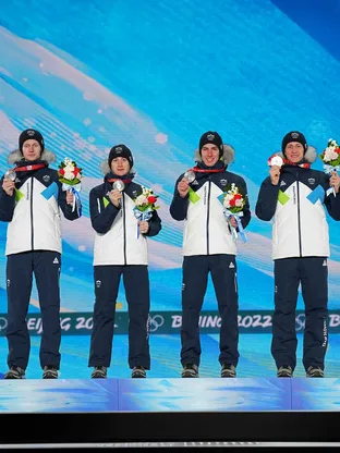 Lovro Kos, Cene Prevc, Timi Zajc, Peter Prevc z medaljama na olimpijskih igrah v Pekingu 2022