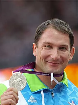 Primož Kozmus s svojo srebrno kolajno, London 2012